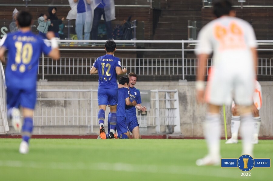 ▲ 수원 삼성이 강원FC에 강현묵과 그로닝의 골로 2-0 승리를 거두며 FA컵 8강에 올랐다. ⓒ대한축구협회