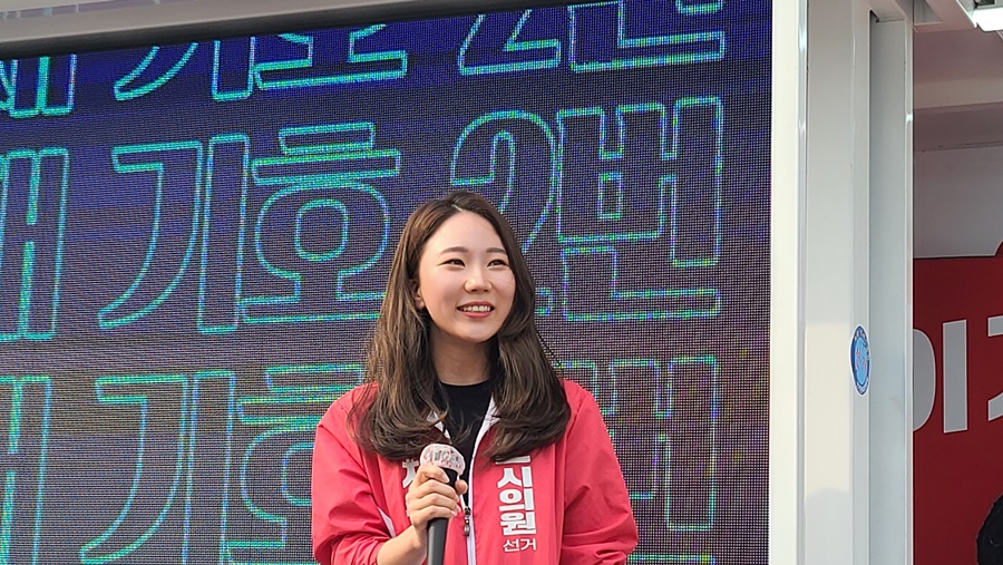 ▲ 채수지 국민의힘 양천구 시의원 후보가 거리 유세를 하고 있다. ⓒ 채수지 후보 제공