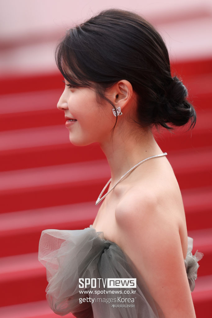 칸 홀린 아이유 레드카펫 패션, 알고보니…韓디자이너 드레스+억대 다이아 목걸이[SPO@칸]