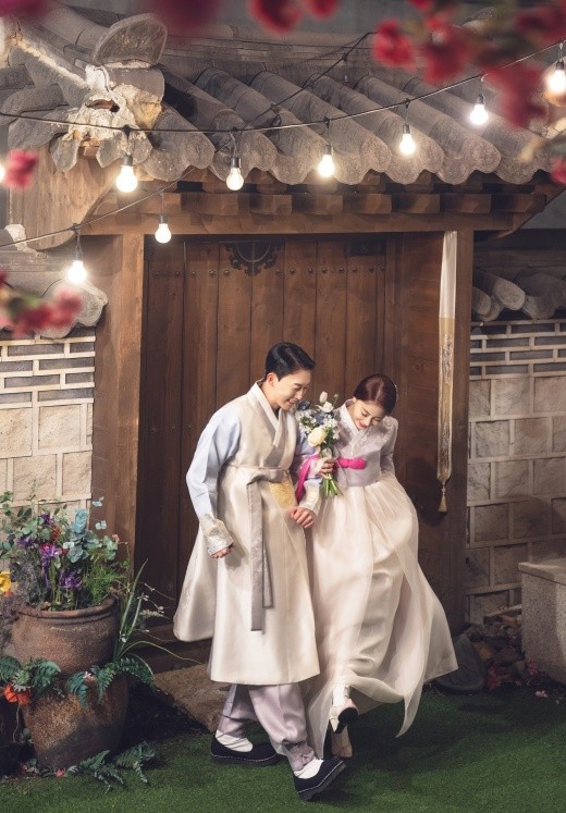 유키스 훈,♥황지선과 로맨틱 웨딩화보…'아이돌 부부'는 다르네