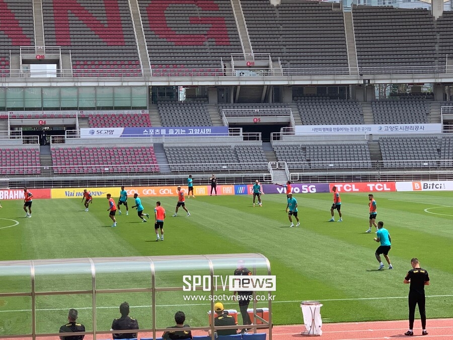 ▲ 각자의 포지션에 서서 훈련하는 브라질 축구 대표팀.
