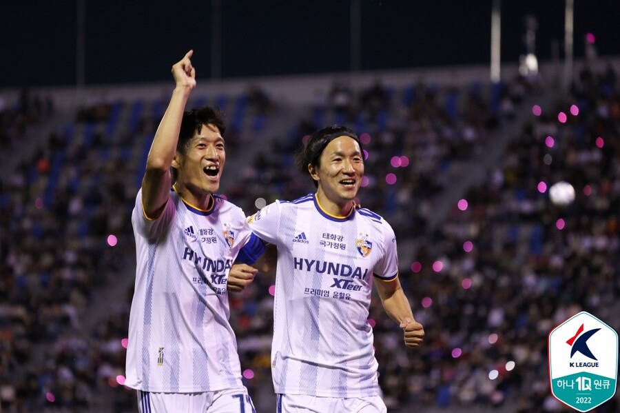 ▲ 투입 5분 만에 울산에 역전골을 안긴 아마노. 기뻐하는 이청용. ⓒ한국프로축구연맹
