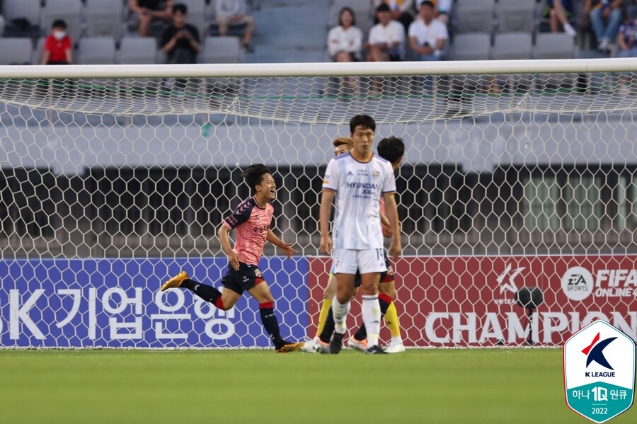 ▲ 전반전 선제골로 수원FC의 분위기를 끌어올린 이승우. ⓒ한국프로축구연맹