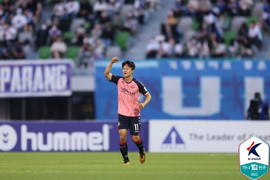 ▲ 수원FC 홈 관중 앞에서 시즌 5호 득점포를 가동한 이승우. ⓒ한국프로축구연맹