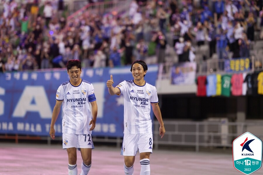▲ 울산 원정팬 앞에서 열정적인 세리머니를 선보인 아마노. ⓒ한국프로축구연맹
