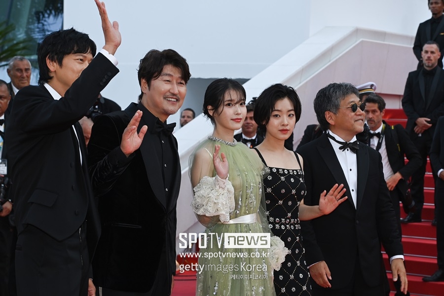 ▲ 칸 영화제 폐막식에 참석한 브로커 팀과 송강호(왼쪽에서 두번째). 출처ㅣ게티이미지코리아