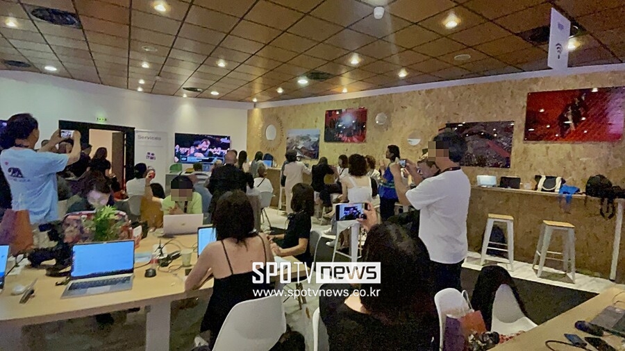 ▲ 송강호 남우주연상 수상 직후 칸 영화제 프레스룸.  ⓒ강효진 기자
