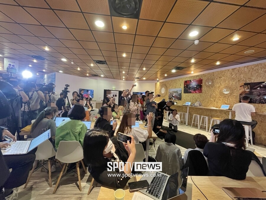 ▲ 칸 영화제 수상 직후 박찬욱 감독(왼쪽)과 송강호 인터뷰를 준비 중인 한국 취재진. ⓒ강효진 기자