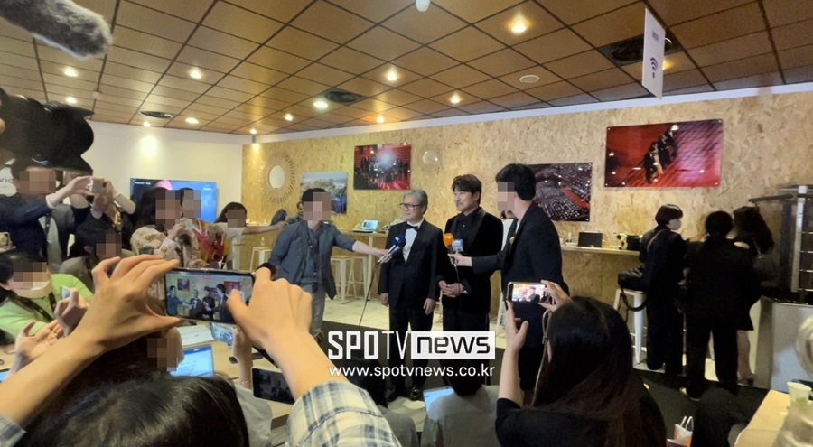▲ 칸 영화제 수상 직후 한국 기자들과 인터뷰 중인 박찬욱 감독(왼쪽)과 송강호.  ⓒ강효진 기자