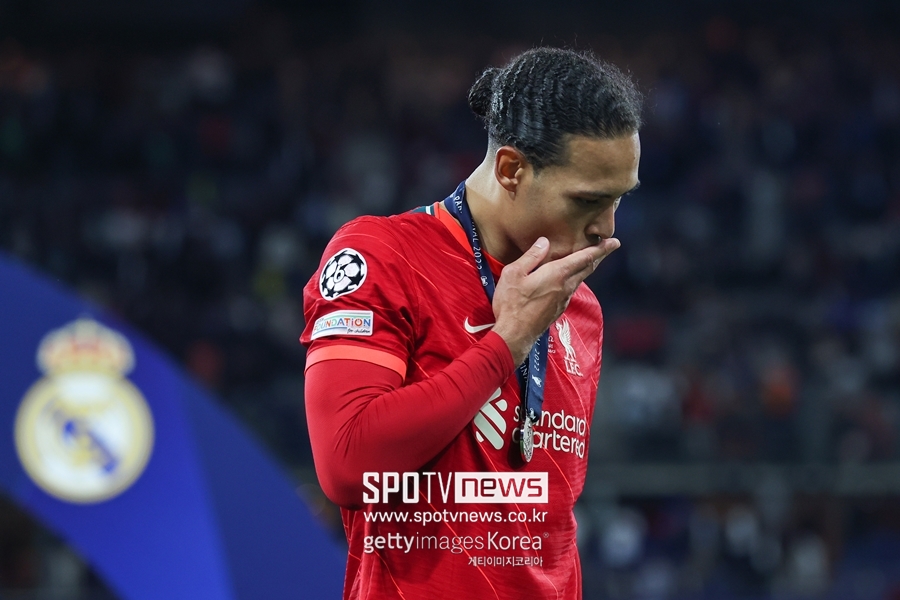 ▲ 29일(한국시간) UEFA 챔피언스리그 결승전이 결승전이 끝난 뒤 2위를 시상하고 고개숙인 리버풀 수비수 버질 판다이크.