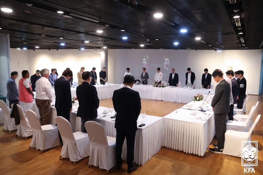 ▲ 故 유상철 전 인천 유나이티드 감독과 핌 베어벡 전 코치를 위한 묵념. ⓒ대한축구협회