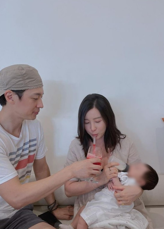 팀♥김보라, 서로 먹여주느라 바쁘네…출산 후 첫 카페 나들이