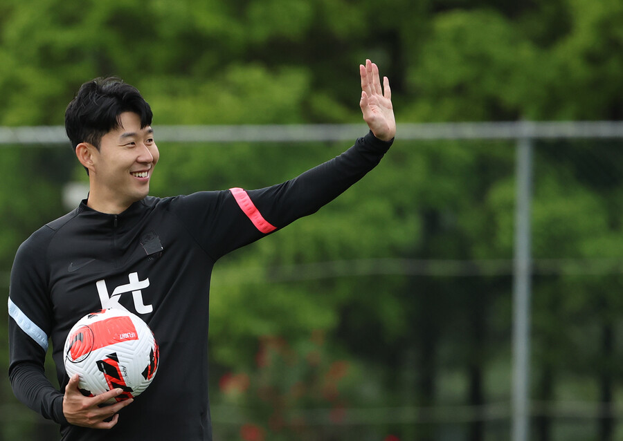 ▲ 손흥민이 30일 파주 NFC(축구대표팀 트레이닝센터)에서 열린 오픈트레이닝에서 팬들을 향해 손을 흔들고 있다. ⓒ연합뉴스