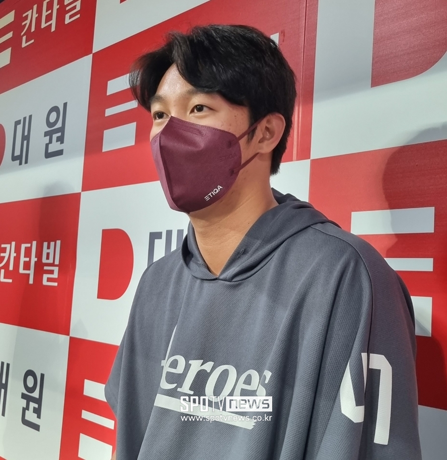 ▲ 인터뷰 중인 키움 히어로즈 투수 안우진.ⓒ키움 히어로즈