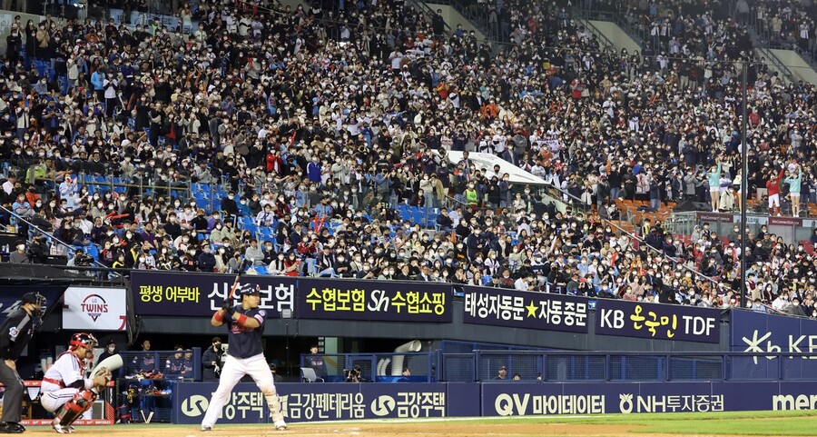 ▲ 롯데팬들이 4월 29일 잠실 LG전에서 응원전을 펼치고 있다. ⓒ연합뉴스