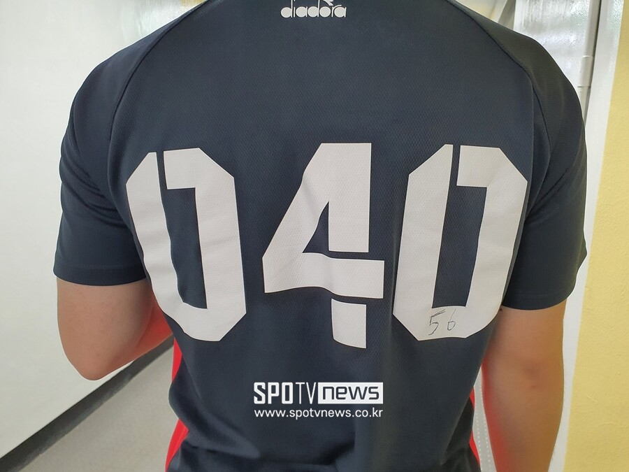 ▲ KIA 장재혁은 아직 040번이 적힌 연습복을 입고 1군 훈련을 소화하고 있다. 오른쪽 아래에는 새로 단 56번이 적혀있다. ⓒ잠실, 고봉준 기자