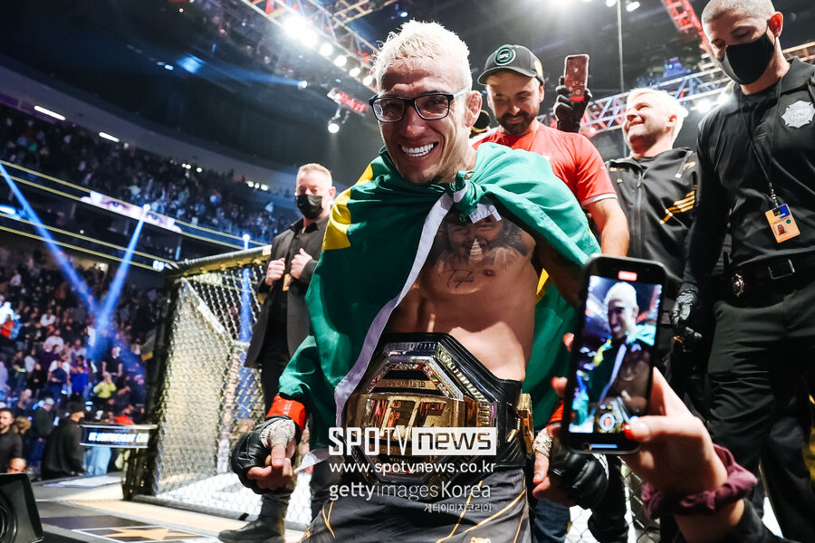 ▲ UFC 라이트급 챔피언 찰스 올리베이라는 서브미션 스페셜리스트다. 최근 타격 감각도 물이 올랐다.