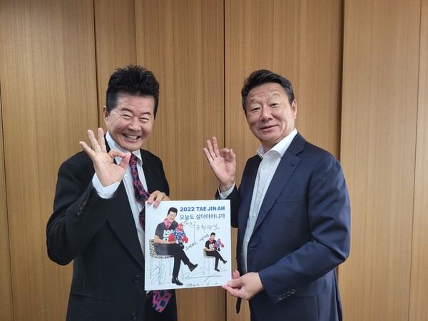 ▲ 태진아(왼쪽)가 OK금융그룹 최윤 회장에게 자신의 사인이 담긴 CD를 전달하고 있다. 출처|태진아 인스타그램