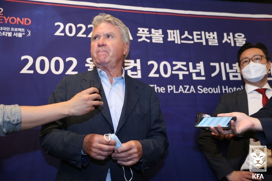 ▲ 거스 히딩크 전 축구대표팀 감독이 2002 한일월드컵 20주년 리셉션에서 인터뷰를 하고 있다. 오른쪽은 20년 전 통역을 맡았던 전한진 현 축구협회 사무총장ⓒ대한축구협회