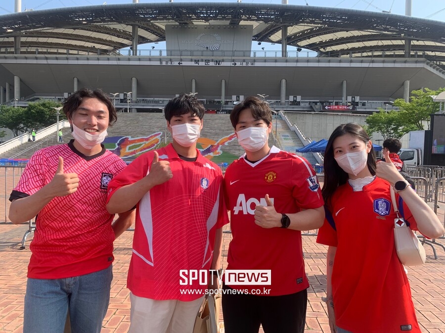 ▲ 이성민(26), 양근석(28), 양형석(25), 강효정(26) 씨.