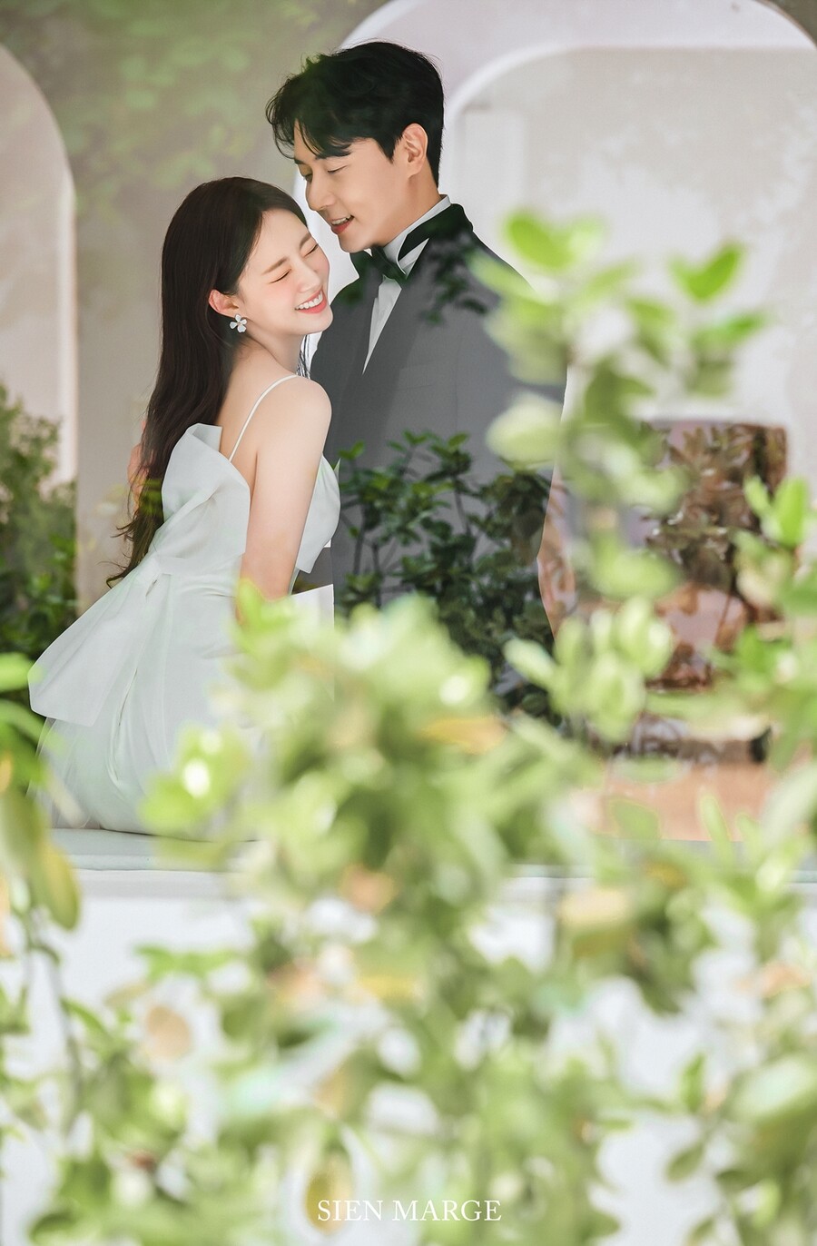 ▲ 그룹 신화 멤버 앤디와 이은주 아나운서 웨딩 화보. 제공| 해피메리드컴퍼니, 웨딩디렉터봉드, 지엥마지, 아이테오, 모아위, 웨딩미, 닉스플로스, 스플렌디노, 규중칠우, 정민경스타일리스트, 제이마리드컴퍼니