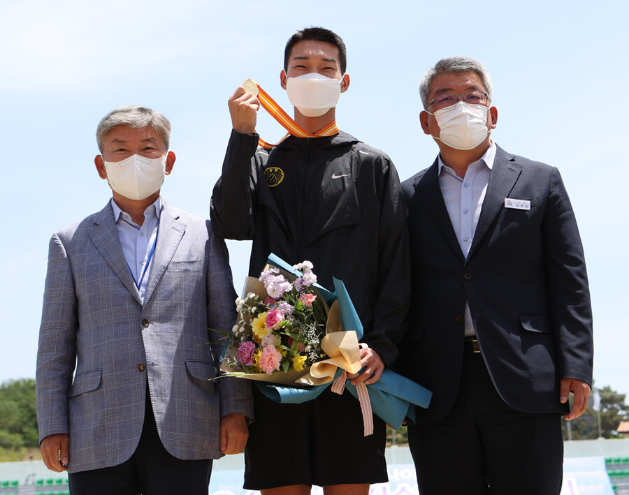 ▲ 대한육상연맹으로부터 순금메달을 선물 받은 우상혁(가운데)과 임대기 대한육상연맹 회장(왼쪽) ⓒ대한육상연맹
