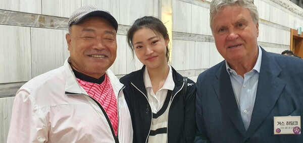 ▲ 김흥국(왼쪽)과 히딩크 감독이 20년 만에 해후했다. 가운데는 김흥국 딸 주현 씨. 제공|김흥국