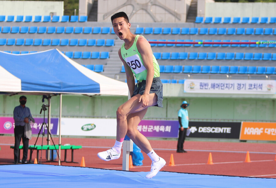 ▲ 제50회 KBS배 전국육상경기대회 남자 대학·일반부 높이뛰기 결선에서 2m30을 넘은 뒤 환호하는 우상혁 ⓒ연합뉴스