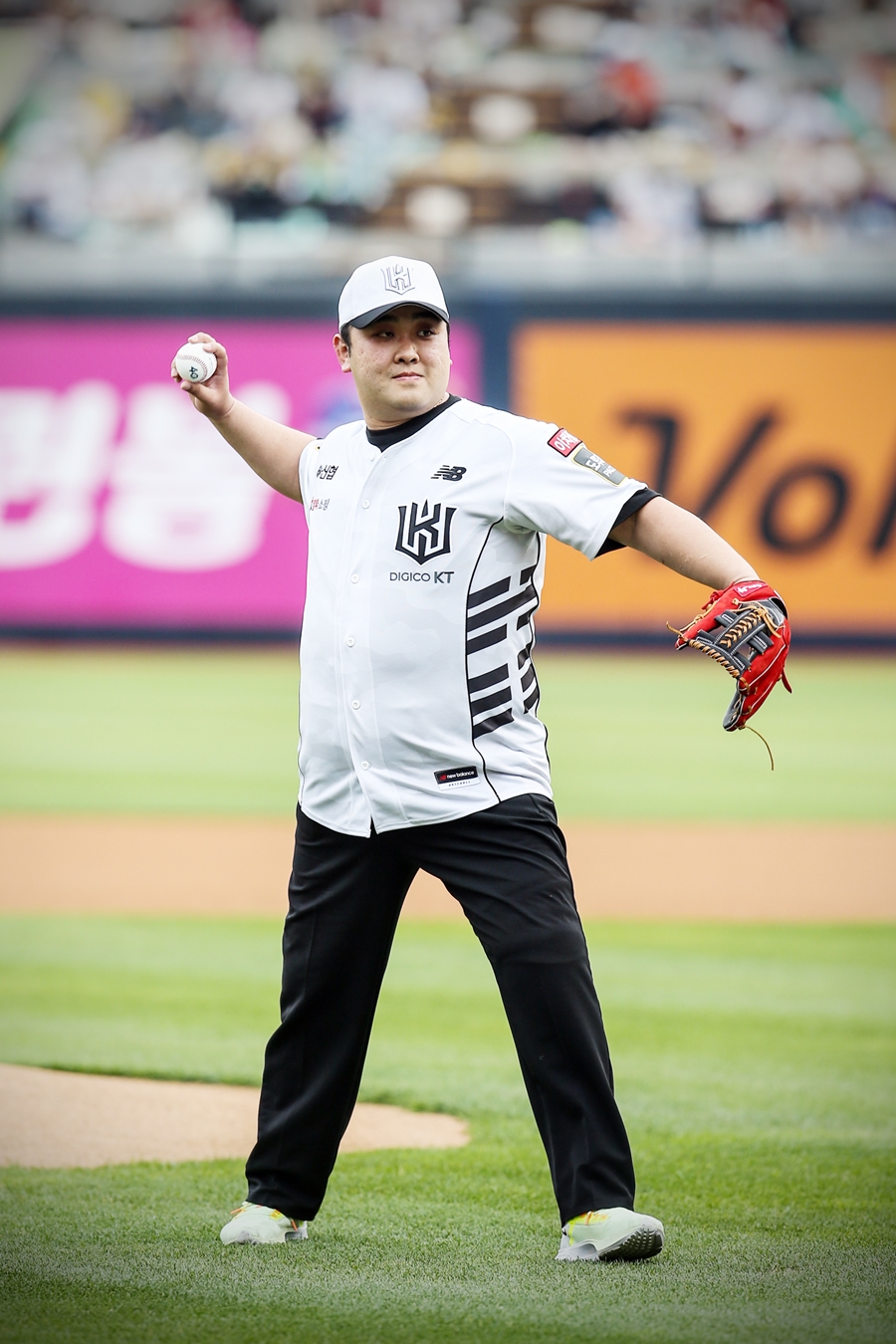 kt, 호국보훈의 달 기념…하재헌 중사 특별 시구