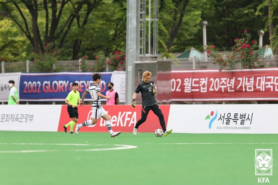 ▲ 21년 만에 나온 김병지의 드리블(사진 위)과 골을 터뜨린 이을용 ⓒ대한축구협회