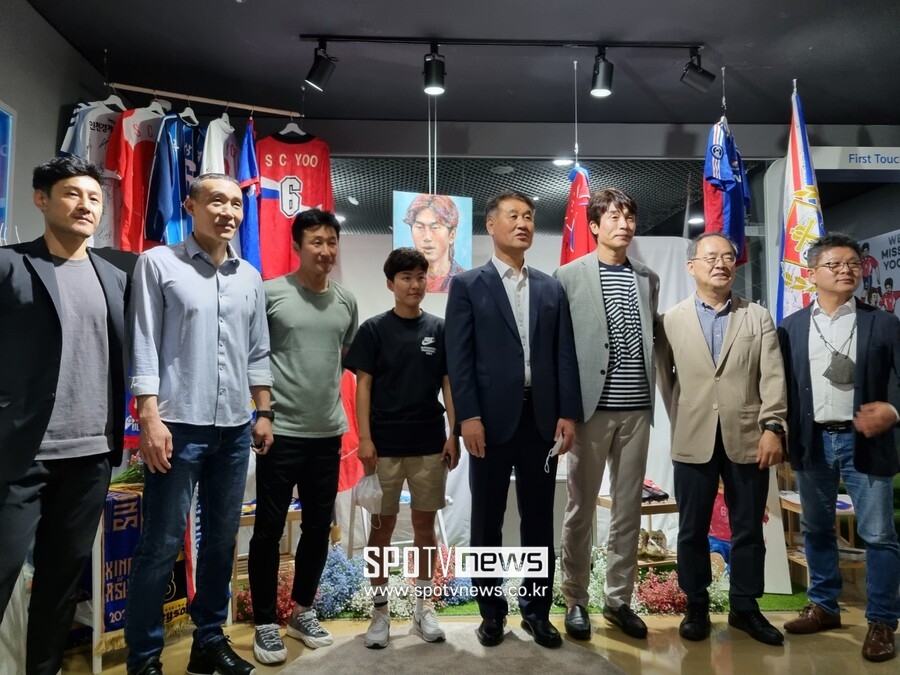 ▲ 2002 한일월드컵 20주년을 맞아 서울월드컵경기장 내 풋볼 팬타지움에서 전시행사가 진행 중이다. 고 유상철 감독 별세 1주기를 맞아 특별전도 진행 중이다. 2002년 당시 함께 뛰었던 최진철, 최은성, 이을용을 비롯해 지소연, 이용수 대한축구협회 부회장이 특별전을 찾았다.