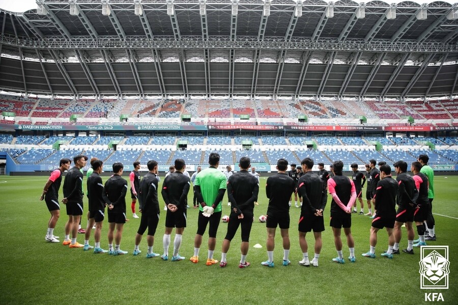 ▲ 축구대표팀이 칠레와의 친선경기를 위해 6일 대전월드컵경기장에서 훈련을 가졌다. 주장 손흥민(사진 아래)은 칠레전에 나서면 A매치 100경기째가 된다. ⓒ대한축구협회