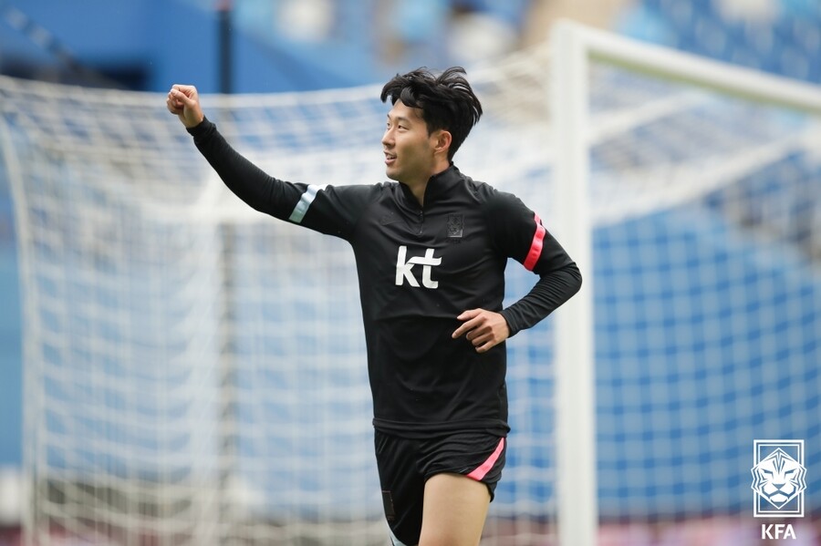 ▲ 축구대표팀이 칠레와의 친선경기를 위해 6일 대전월드컵경기장에서 훈련을 가졌다. 주장 손흥민(사진 아래)은 칠레전에 나서면 A매치 100경기째가 된다. ⓒ대한축구협회