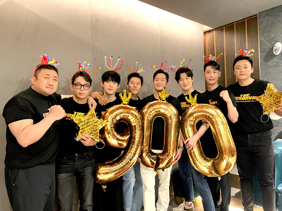 ▲ 900만 관객 돌파에 감사하는 '범죄도시2' 주역들. 제공|ABO엔터테인먼트