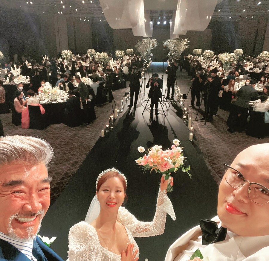돈 스파이크, 결혼식장 공개…연예인 뺨치는 신부+주례 이덕화 '함박웃음'