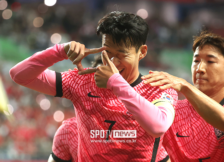 ▲ 경기 종료 직전 프리킥골로 100번째 A매치를 자축한 손흥민. ⓒ곽혜미 기자
