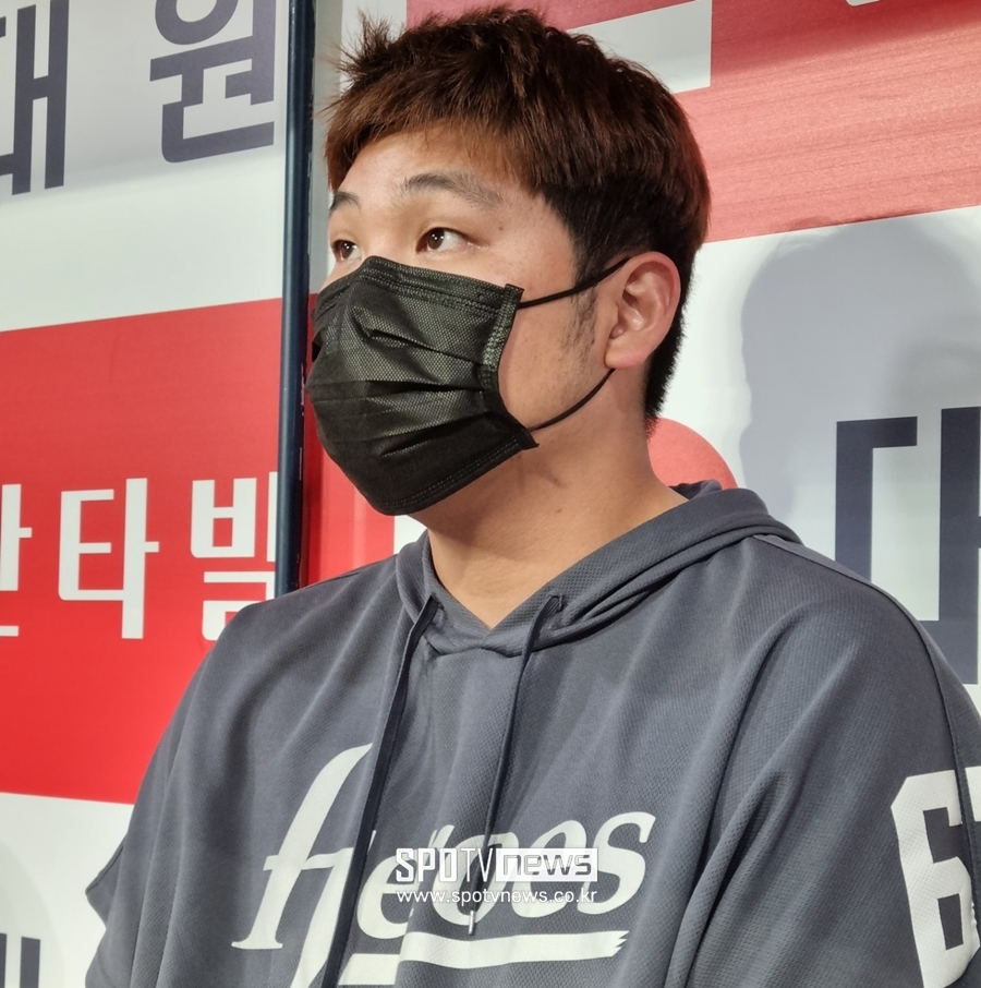 ▲ 인터뷰 중인 키움 히어로즈 투수 한현희.ⓒ고척, 박정현 기자