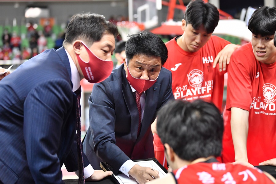 ▲ 유도훈 대구 한국가스공사 감독(가운데) ⓒ KBL