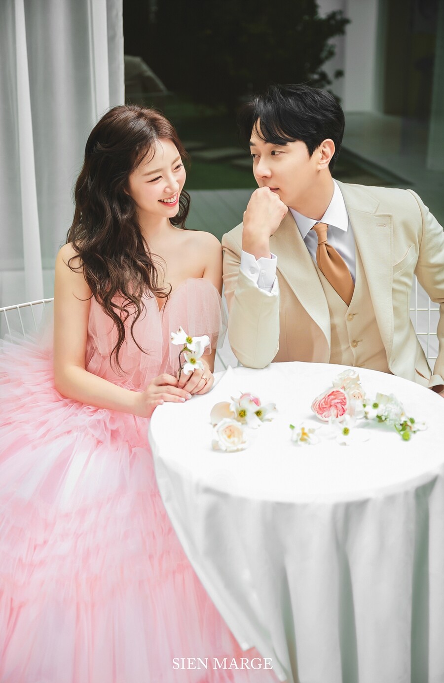 ▲ 그룹 신화 멤버 앤디와 이은주 아나운서 웨딩 화보. 제공| 해피메리드컴퍼니, 웨딩디렉터봉드, 지엥마지, 아이테오, 모아위, 웨딩미, 닉스플로스, 스플렌디노, 규중칠우, 정민경스타일리스트, 제이마리드컴퍼니