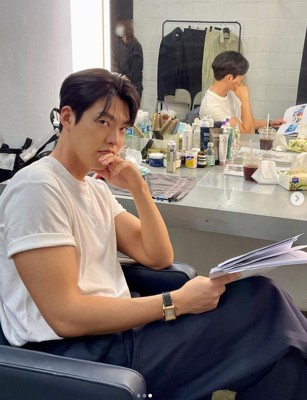 '신민아♥' 김우빈, 흰 티 한장 입었는데 꽉 찬 팔근육…점점 잘생겨지네