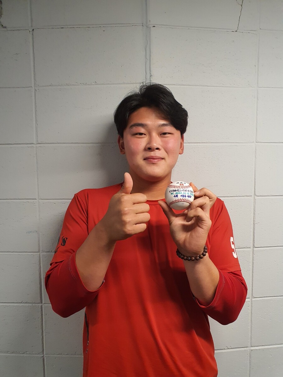 ▲ 데뷔 첫 안타 기념구를 든 전의산 ⓒ SSG 랜더스