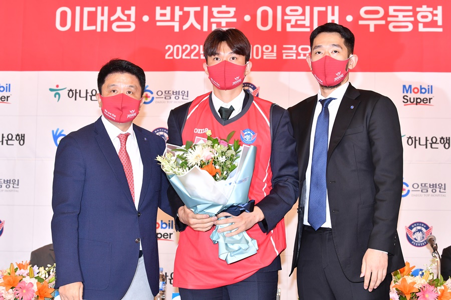 ▲ 이대성(가운데)과 유도훈 가스공사 감독(왼쪽), 차바위(오른쪽) ⓒ KBL