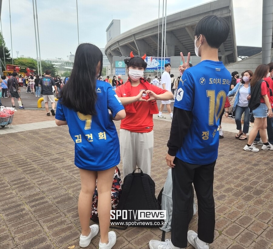▲ "수원 팬이면 와야죠!" 김건희-정승원 유니폼을 입고 수원월드컵경기장을 방문한 팬들.
