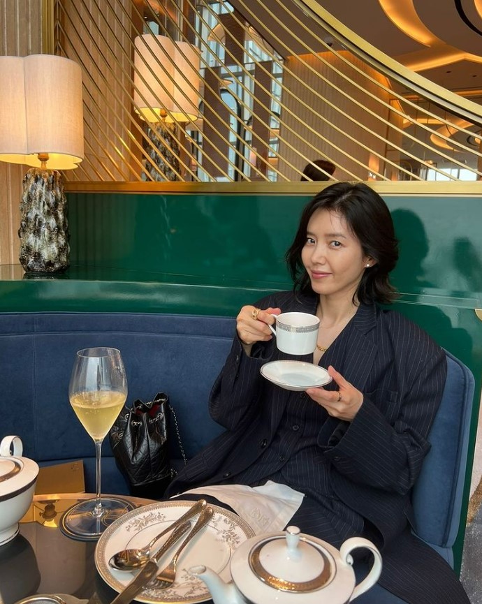'45세' 채정안, 이 언니는 늙지도 않네…C사 명품백 무심하게 두고 차 한잔