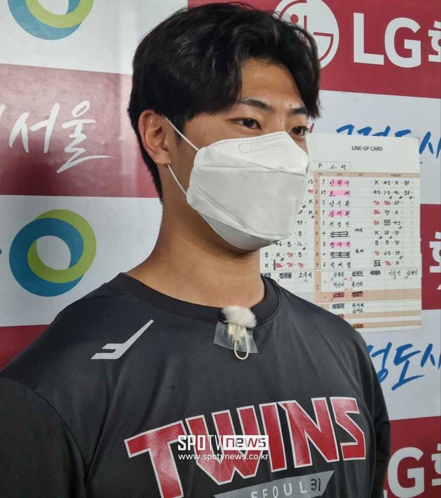 ▲ 인터뷰 중인 LG 트윈스 투수 이정용.ⓒ잠실, 박정현 기자