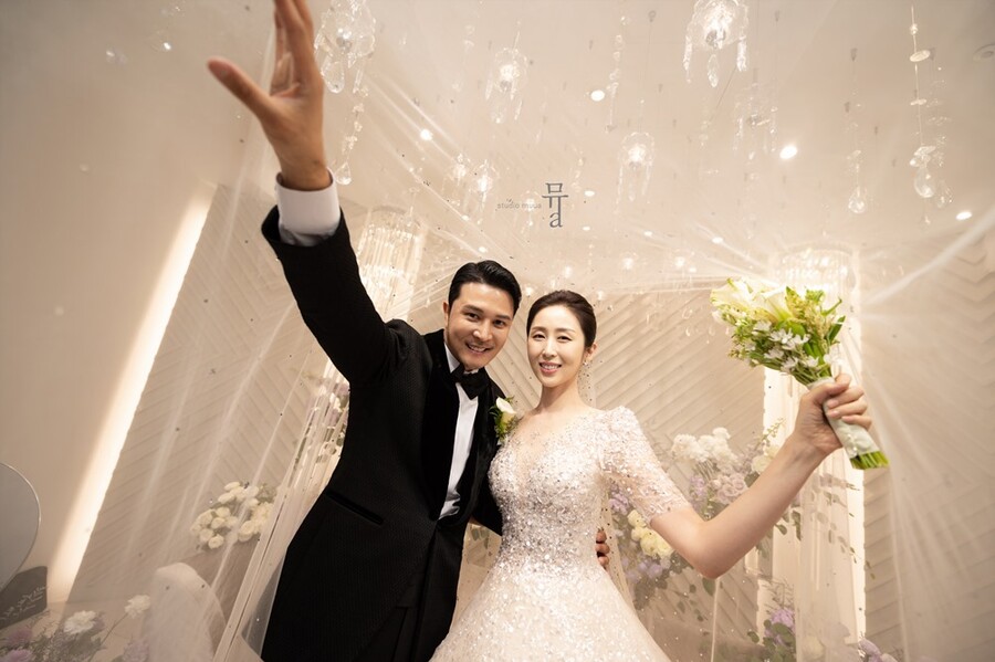 ▲ 오션 오병진과 신부. 제공| 해피메리드컴퍼니, 웨딩디렉터봉드, 뮤아스튜디오, 아이테오, 모아위, 웨딩미, 쇼위플로라, 제이마리드컴퍼니, 스플렌디노, 규중칠우, 정민경스타일리스트