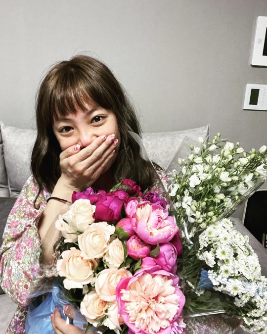 고은아, 테니스 코치와 마침내 연애 시작했나…꽃다발 받고 상기된 표정