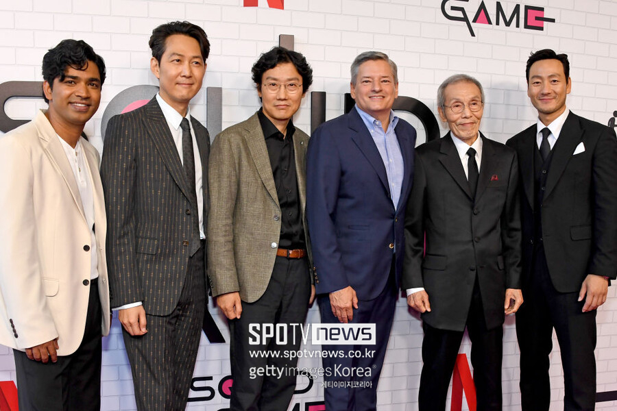 ▲ 왼쪽부터 아투팜 트리파티, 이정재, 황동혁 감독, 테드 사란도스, 오영수, 박해수. ⓒ게티이미지