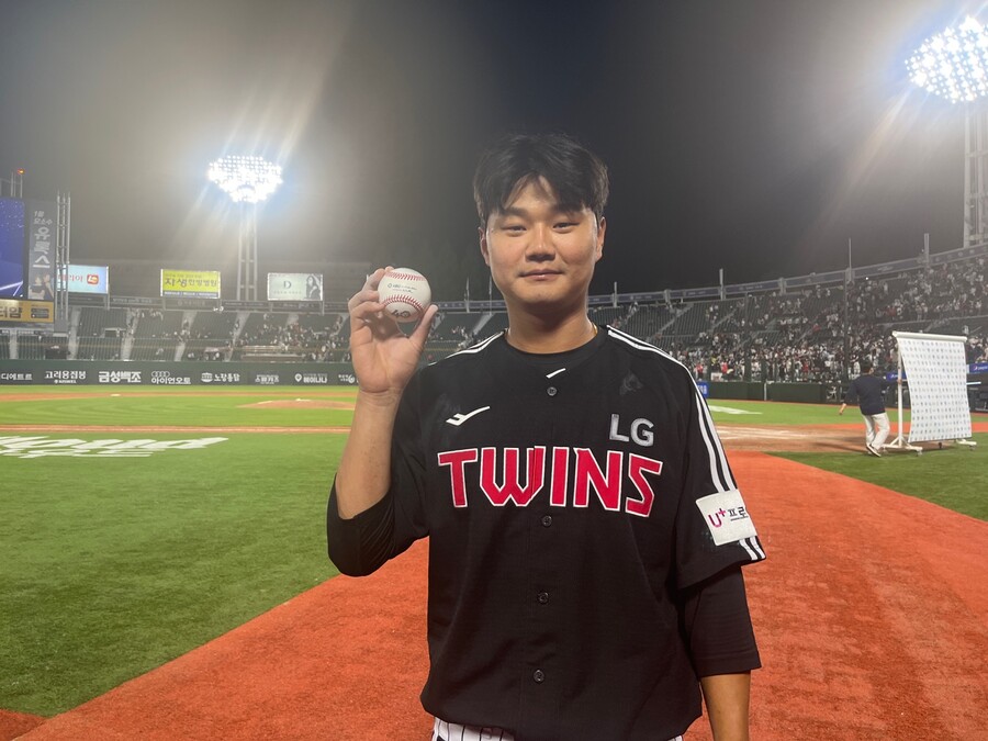 ▲ 데뷔 첫 홈런을 친 뒤 기념 촬영 중인 LG 트윈스 내야수 손호영. ⓒ LG 트윈스