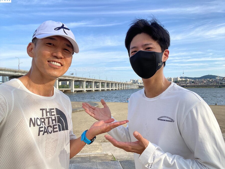 박보검, 선행천사와 러닝하는 뜻밖의 근황…다 가려도 훈훈
